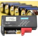TESTER UNIVERSALE PER BATTERIE AA AAA 9V MISURATORE DIGITALE DI CARICA